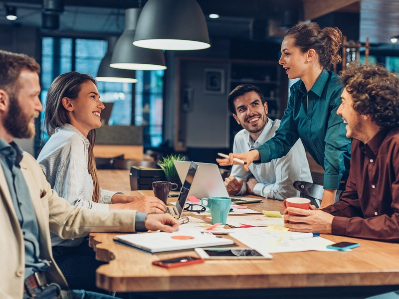 Bild von Kollegen, die im Team diskutieren