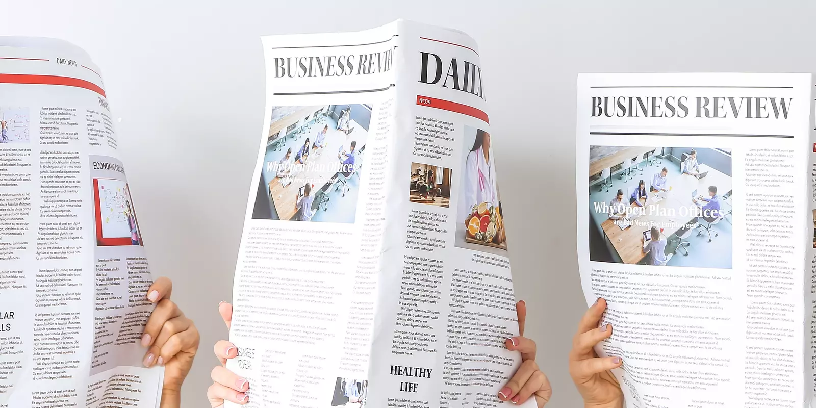Mehrere Personen halten aufgeschlagene Wirtschaftsteil-Zeitungen vor sich, sodass nur die Zeitungen sichtbar sind.