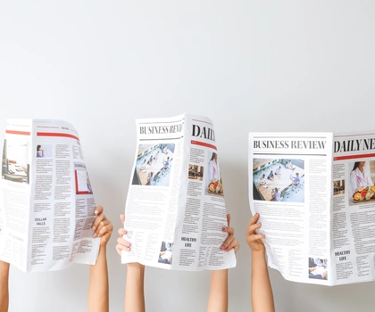 Bild von 3 aufgeschlagenen Zeitungen