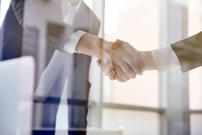 Bild eines Händedrucks zwischen 2 Geschäftsmännern