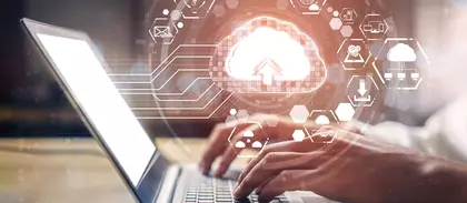 Person tippt auf einem Laptop, darüber eine digitale Darstellung eines Gehirns– Symbol für Künstliche Intelligenz und Technologie.