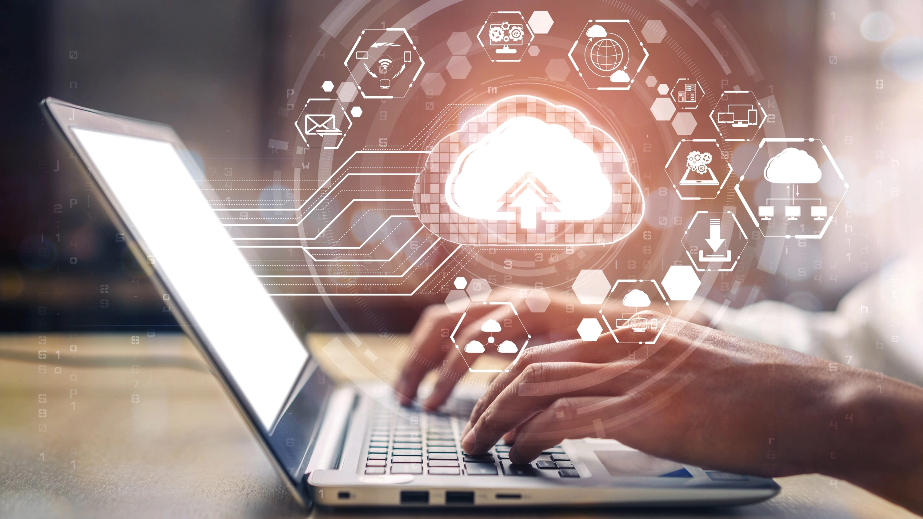 Person tippt auf einem Laptop, darüber ein leuchtendes Gehirn mit Symbolen für KI, Cloud und Datenverarbeitung – Symbol für moderne Technologien.