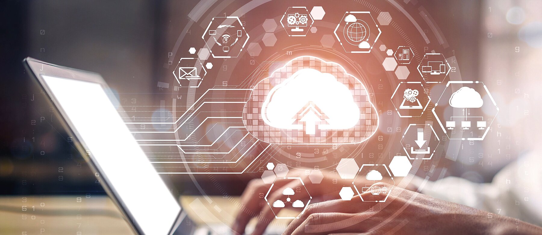 Person tippt auf Laptop, darüber eingeblendet ein digitales Gehirn mit Symbolen für Künstliche Intelligenz– Symbolbild für Digitalisierung.