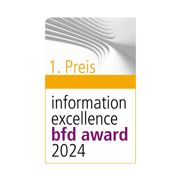 Auszeichnungssiegel „1. Platz information excellence bfd award 2024“ mit silberner, orangefarbener und violetter Farbgebung.