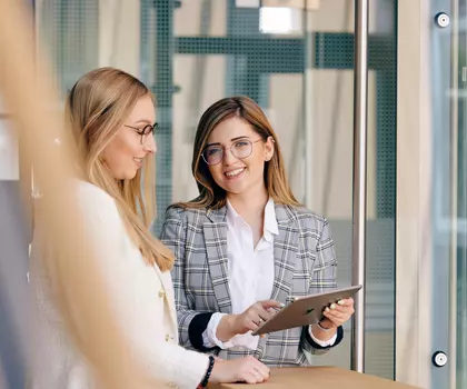 Bild von einem Business-Gespräch zwischen 2 Kolleginnen