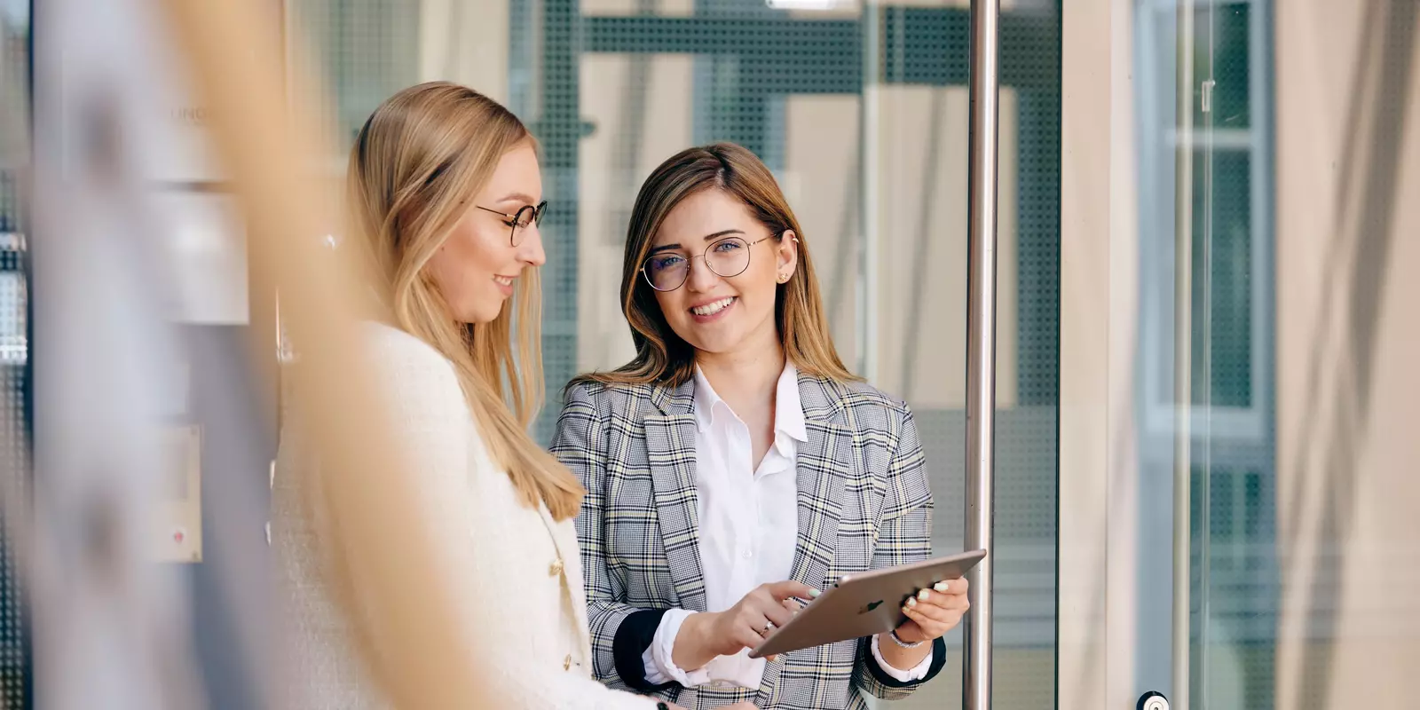 Bild von einem Business-Gespräch zwischen 2 Kolleginnen