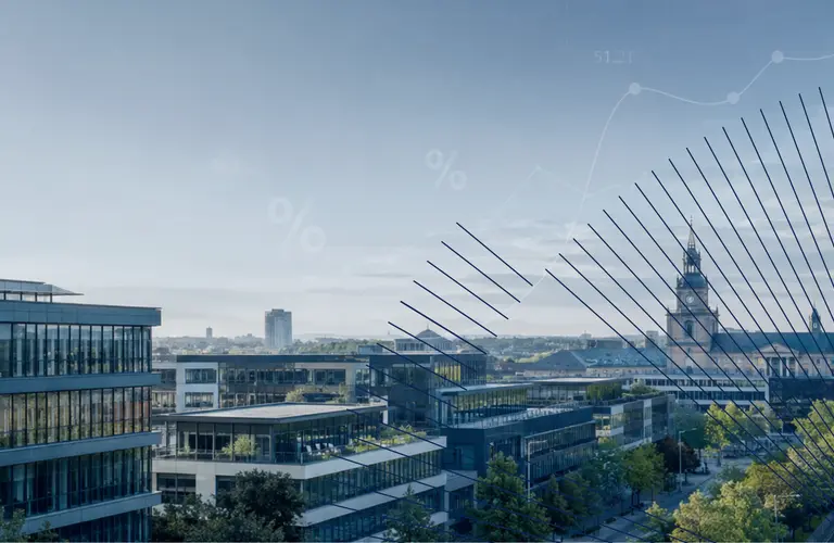 Stadtansicht mit modernen Bürogebäuden, Rathaus und dezenten grafischen Linien sowie Prozent- und Diagrammelementen zum Thema Gewerbesteuer.