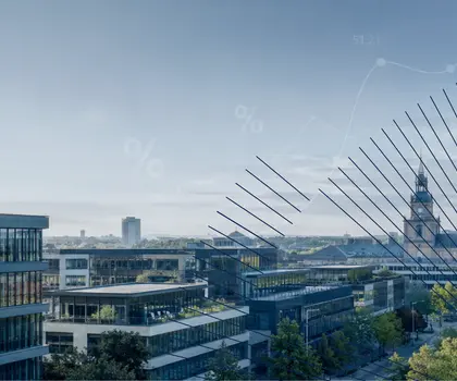 Stadtansicht mit modernen Bürogebäuden, Rathaus und dezenten grafischen Linien sowie Prozent- und Diagrammelementen zum Thema Gewerbesteuer.