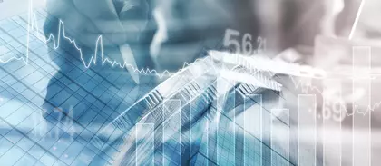 Abstrakte Collage mit Geschäftsperson am Laptop, überlagert von digitalen Finanzdiagrammen– Symbol für digitale Transformation.