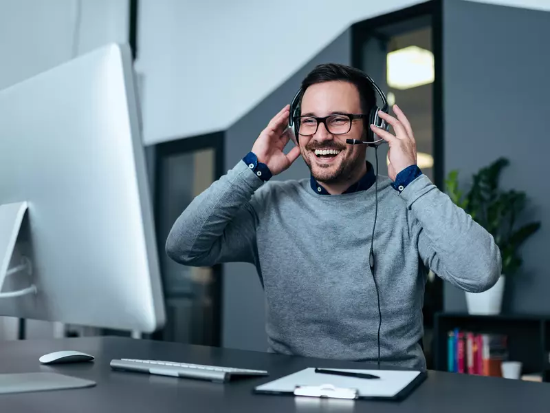 Bild eines lachenden Mitarbeiters