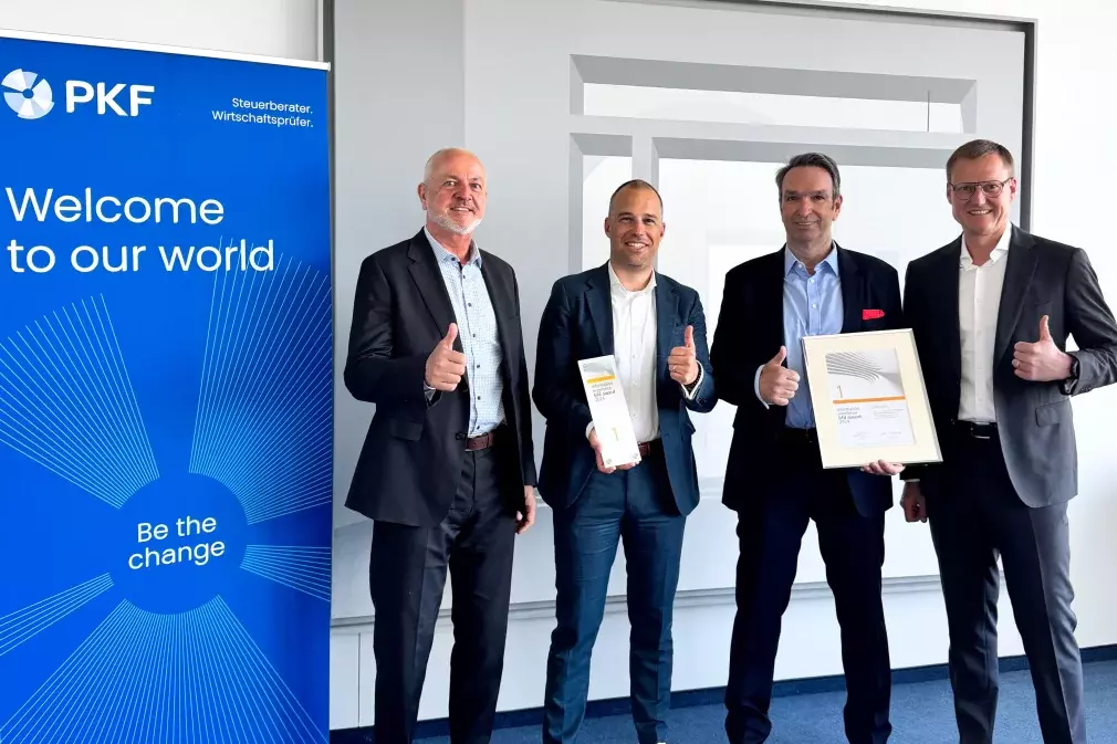 PKF Übergabe einer Auszeichnung