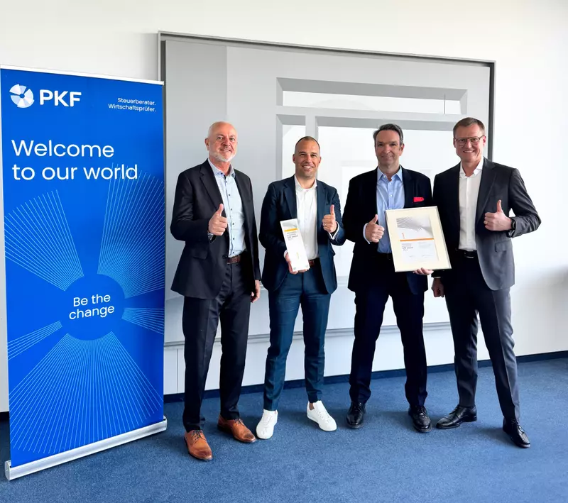 PKF Übergabe einer Auszeichnung