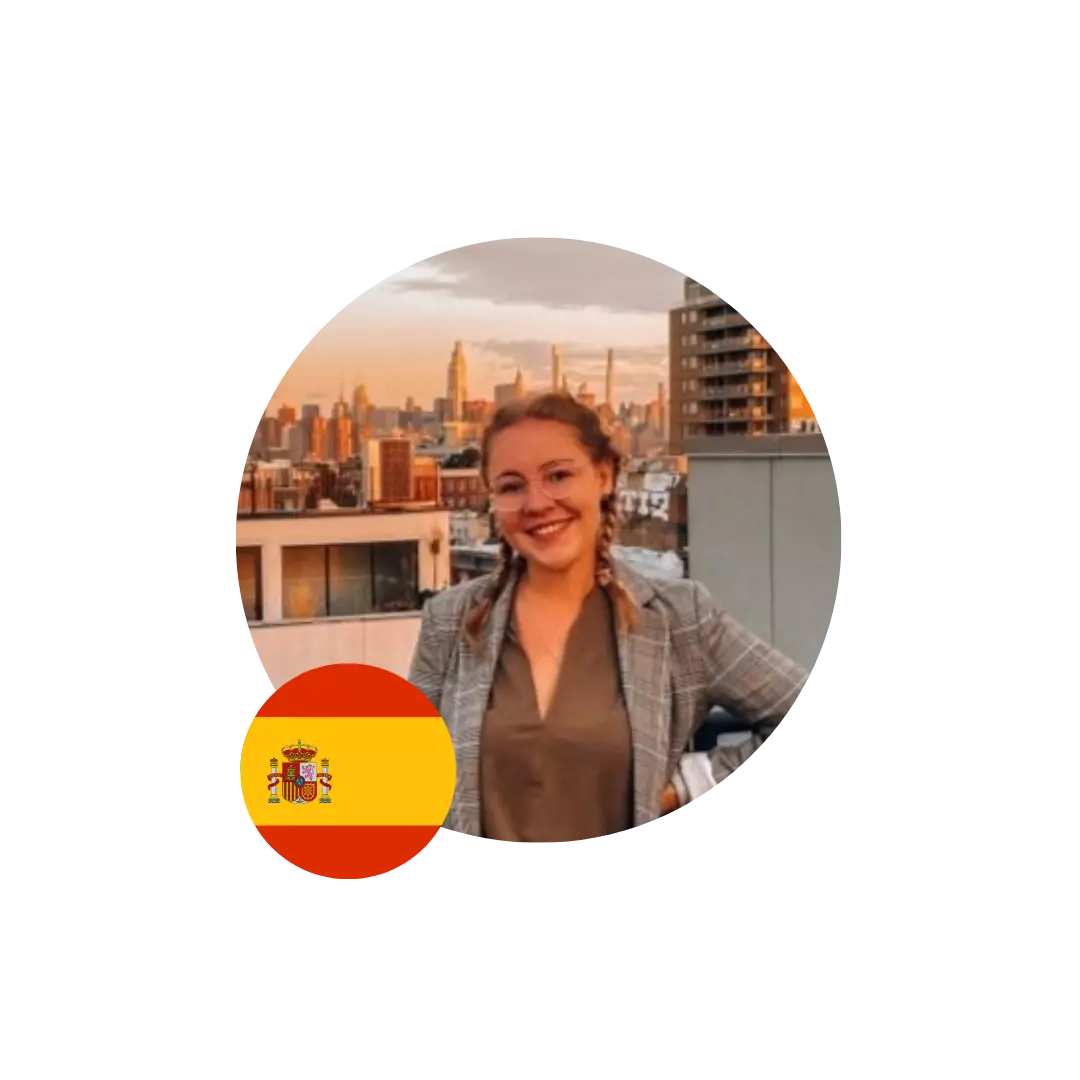 Profilbild einer jungen Frau mit spanischer Flagge im Vordergrund, im Hintergrund eine Stadtansicht bei Sonnenuntergang.
