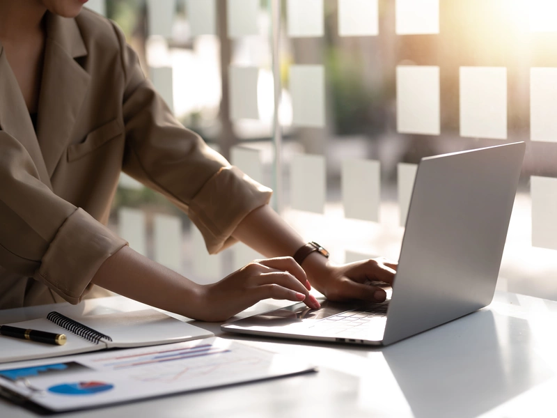 Geschäftsperson arbeitet an einem Laptop