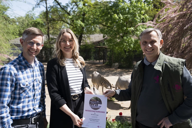 Urkundenübergabe mit dem Wilhelmadirektor und Vertretern von PKF